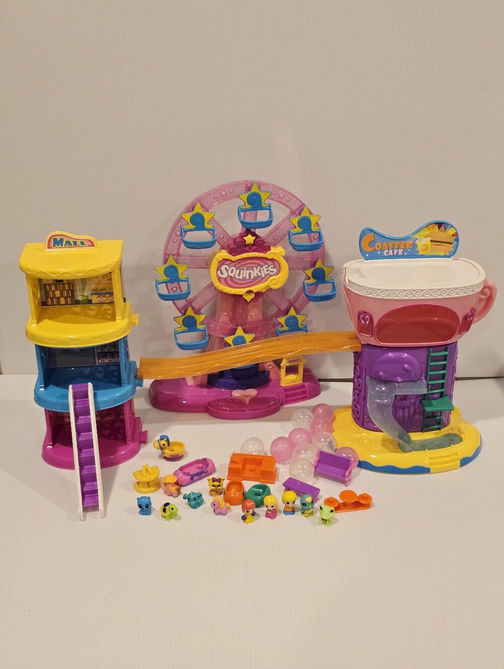 Squinkies Adventure Mall Surprize Playset and Figure Set